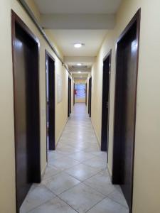 伯迪亚哥Cantinho do Mar Pousada的办公室大楼的走廊,设有黑色门