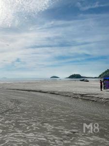 伯迪亚哥Cantinho do Mar Pousada的风筝者站在海滩上