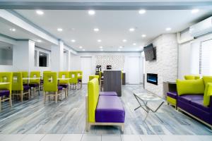 伯明翰La Quinta Inn Birmingham - Inverness的一间配备有黄色和紫色家具的等候室