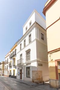 塞维利亚Casa Señorial del Siglo XVIII的街道边的白色建筑