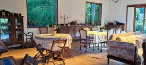库尼亚Chalé na Montanha的一间带2张桌子和椅子的用餐室