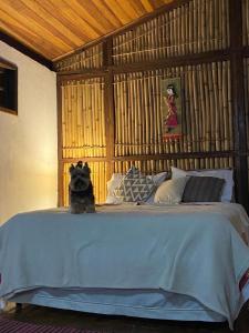 库尼亚Chalé na Montanha的床上坐着一只塞满食物的动物