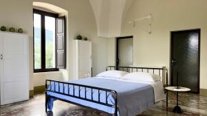 法萨诺Masseria Celeste的一间卧室设有一张床和两个窗户。