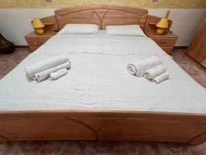 坎波马里诺La Taverna Di Felice的一张带白色床单和毛巾的床