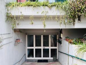 坎波马里诺La Taverna Di Felice的建筑物一侧有盆栽植物的门