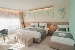 瓦拉日丁托普利采Hotel Bernarda的一间卧室配有两张床和椅子