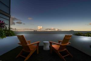 奥兰多Trendy Gateway by Lake Eola Free Parking的海景阳台上的两把椅子