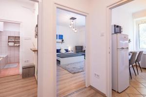 布达佩斯Cozy Home - Close to River - Easy Parking的厨房以及带冰箱的起居室。