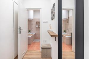 布达佩斯Cozy Home - Close to River - Easy Parking的浴室拥有白色的墙壁和四柱门
