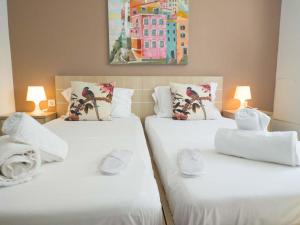 尼亚普拉莫斯SEAgull apartments的配有2张床的带白色床单和枕头的客房
