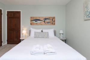哥伦比亚The Quails Nest of Harbison的卧室配有白色的床和2条毛巾