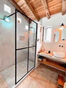 AlcariasAlentejo Zen BnB, Cozy suite, Patio, Private pool and entrance, Fire Pit的一间带玻璃淋浴和水槽的浴室