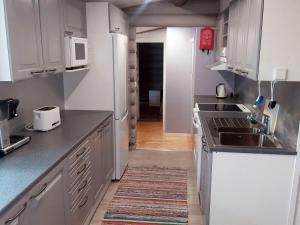 萨利色尔卡Holiday Home Vahtamantie 8 b by Interhome的厨房配有水槽和冰箱