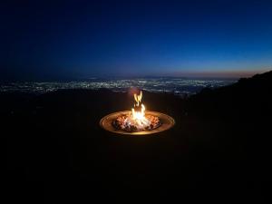 Crestline100 Mile View-Fire Pit, Romantic, Peaceful, Private的城市中心的一个夜间火坑