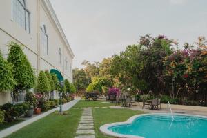 圣萨尔瓦多米拉多尔普拉兹酒店的一座带游泳池的院子,毗邻一座建筑
