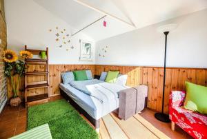 巴拉顿菲兹弗Különleges hangulatú ház Balatonfűzfőn的卧室配有一张床铺,位于带木墙的房间内