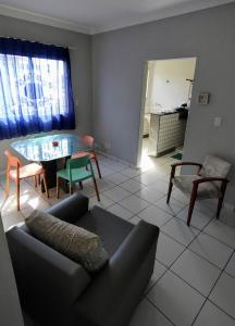 塞拉Ed Bertholi - Vista lateral do mar com garagem的客厅配有沙发和桌子