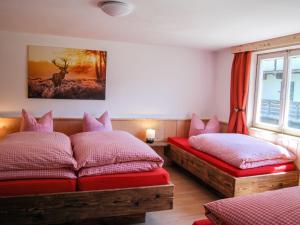 奇勒谷地拉姆绍Holiday Home Geislerhütte - MHO685 by Interhome的一间卧室设有两张床和窗户。