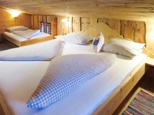 希帕赫Chalet Simonhütte - MHO640 by Interhome的小木屋内一间卧室,配有两张床