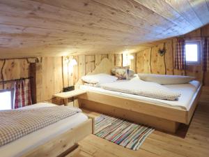 希帕赫Chalet Simonhütte - MHO640 by Interhome的木墙客房的两张床