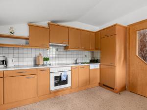 MühlfeldApartment Markus - ZAZ760 by Interhome的厨房配有木制橱柜和烤箱。