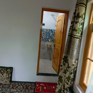 古尔马尔格The Himalayan Inn homestay的一间设有门和镜子的房间