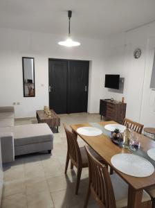 凯法利尼亚岛Irene apartment in Vlachata village!的客厅配有桌椅和沙发