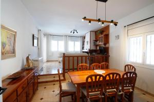 蒙特罗伊Villa Dorada的厨房以及带木桌和椅子的用餐室。