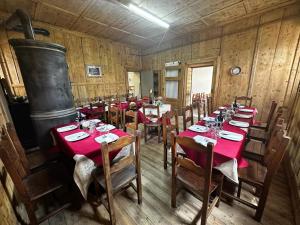 马代西莫Rifugio Teggiate的木室里带桌椅的用餐室