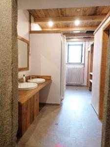 马代西莫Rifugio Teggiate的浴室设有2个水槽和镜子