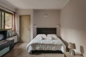 帕特雷CENTRAL Studio - Fully equiped. Ideal for couples的卧室配有白色的床和电视。