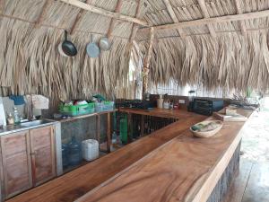 RincónHostel Nugeku的小屋内的厨房配有木制台面