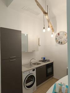 滨海波利尼亚诺House Mami的厨房配有洗衣机和水槽