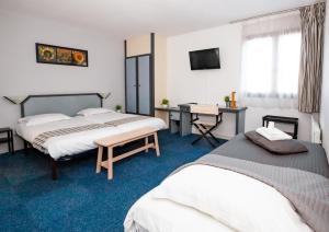比斯卡罗斯亚特兰迪德酒店的酒店客房配有两张床和一张书桌
