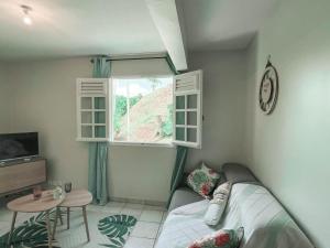 法兰西堡VILLAS AUMIS 2MR的一间卧室配有一张床、一张桌子和一个窗户。