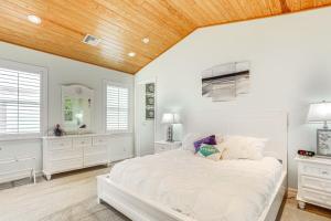 斯图尔特Waterfront Stuart Oasis with Hot Tub and Dock!的卧室设有白色的床和木制天花板。