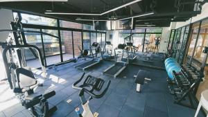 危地马拉Luxury Penthouse Guatemala zona 10的健身房拥有许多跑步机和机器