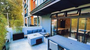 危地马拉Luxury Penthouse Guatemala zona 10的天井配有蓝色的沙发和桌子