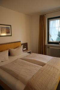 塞费塔尔祖尔林德酒店的酒店客房设有两张床和窗户。