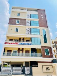 蒂鲁帕蒂Deccan Suites, Tirupati的带有读梦表的建筑