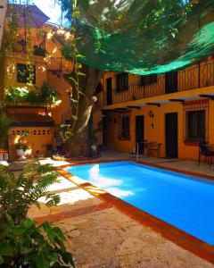 圣多明各Boutique Colonial House Hotel的一座房子庭院中的游泳池