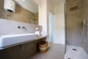 圣维托罗卡波Villetta Acacie的一间带水槽和淋浴的浴室
