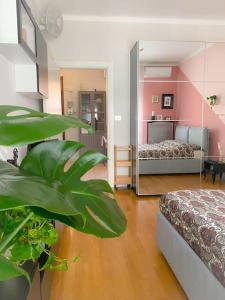 米兰A casa di Gin Milano的客房设有带一张床和镜子的卧室
