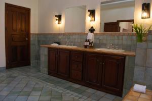危地马拉安地瓜Santa Margarita的浴室设有2个水槽和镜子