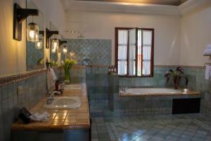 危地马拉安地瓜Santa Margarita的浴室配有两个盥洗盆和浴缸。
