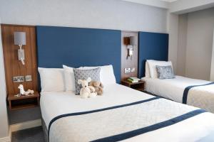 戈尔韦The Western Hotel的两间位于酒店客房的床,上面有泰迪熊
