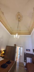 塔兰托Affittacamere Museo的客厅设有吊灯,挂在天花板上