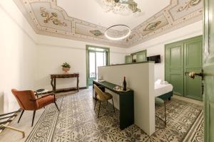 切法卢Palazzo Villelmi的一间卧室配有一张床、一张桌子和一张桌子