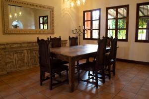 危地马拉安地瓜Santa Margarita的一间带木桌和椅子的用餐室