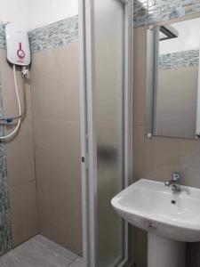 CatarmanKathy's Place at Cold Spring的浴室配有盥洗盆和带镜子的淋浴